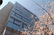 本社はこのビルの9階、JR、地下鉄　関内駅から徒歩すぐです。 